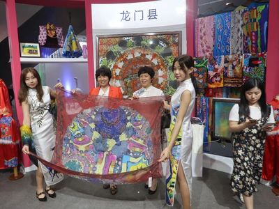 点赞!龙门农民画丝巾获得惠州首届文创评选活动最佳文化创意奖!